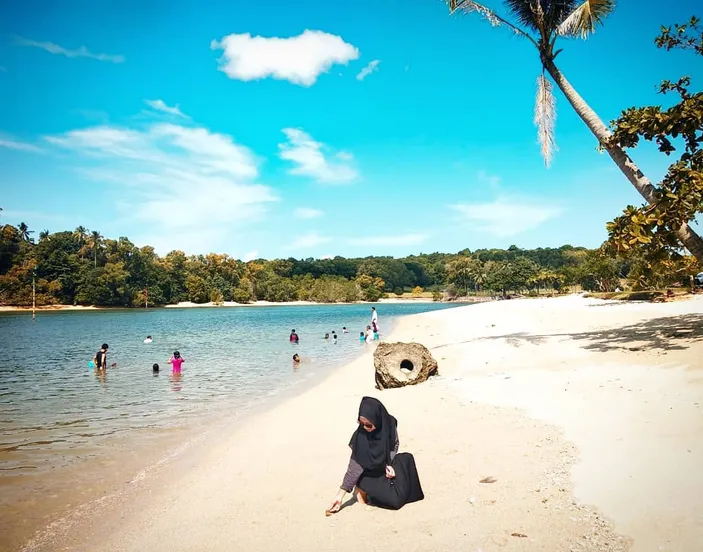 Pantai Pasir Putih: Surga Privat yang Menyatu dengan Alam Cilacap